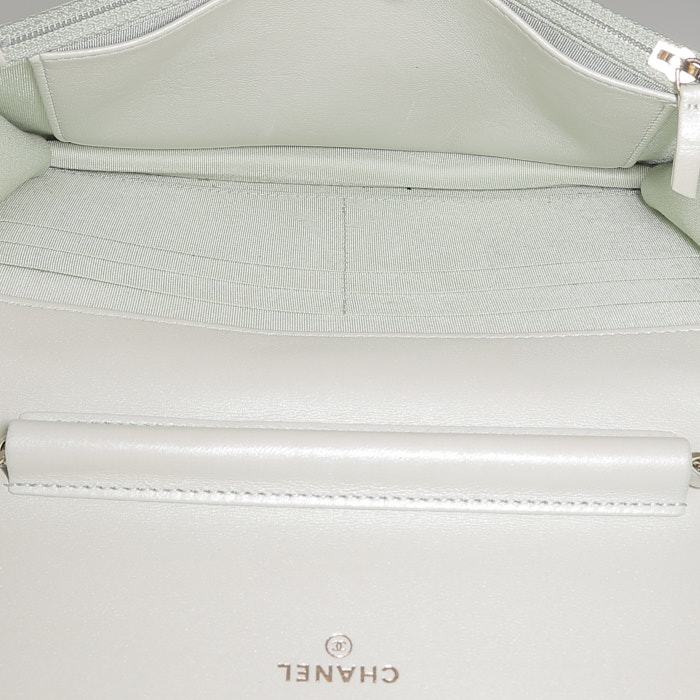 Chanel Wallet on Chain handbag/clutch in Almond green quilted iridescent leather - Detail D2