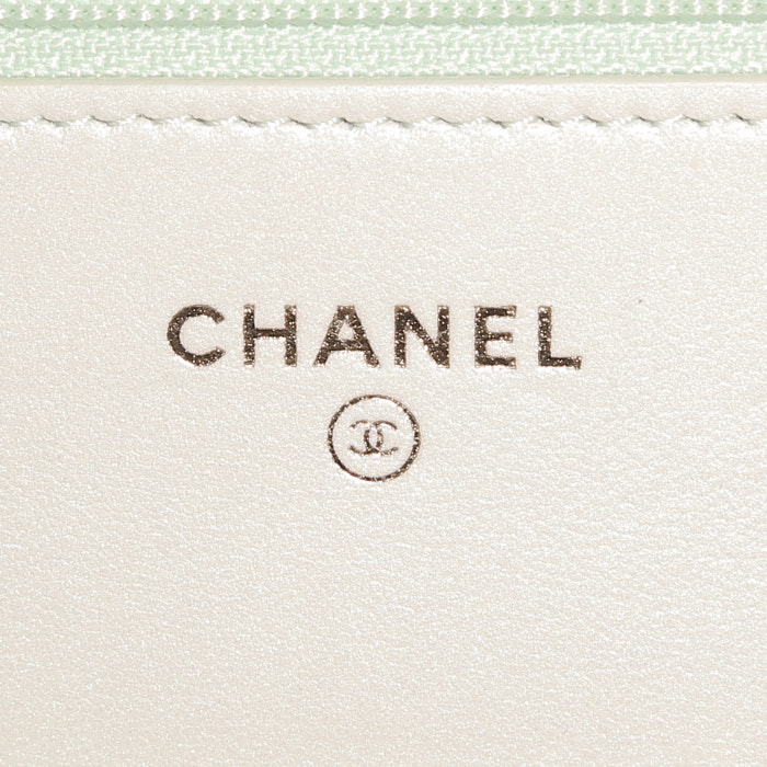 Bolso/bolsito Chanel Wallet on Chain en cuero irisado acolchado  verde Almendra - Detail D3