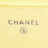 Bolso/bolsito Chanel Wallet on Chain en cuero acolchado amarillo - Detail D3 thumbnail