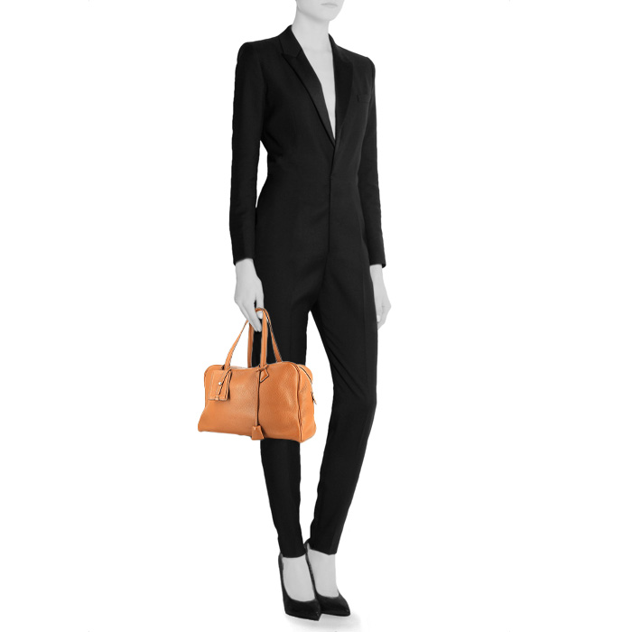 Bolso de mano Hermes Victoria en cuero togo color oro - Detail D1