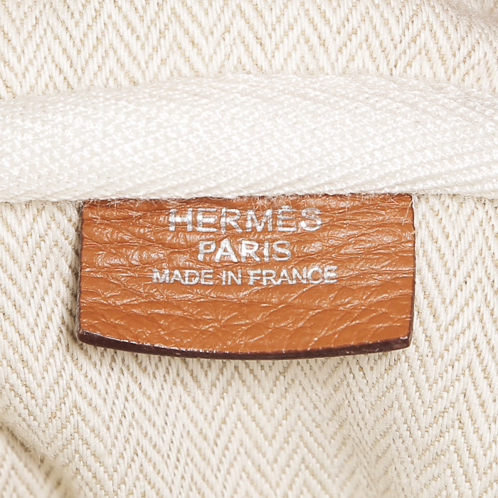 Hermes Victoria handbag in gold togo leather - Detail D3