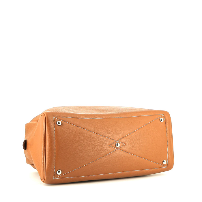 Bolso de mano Hermes Victoria en cuero togo color oro - Detail D4