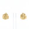 Paire de boucles d'oreilles Chanel gold Camelia en or 18-19 - 360 thumbnail