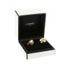 Paire de boucles d'oreilles Chanel gold Camelia en or 18-19 - Detail D2 thumbnail