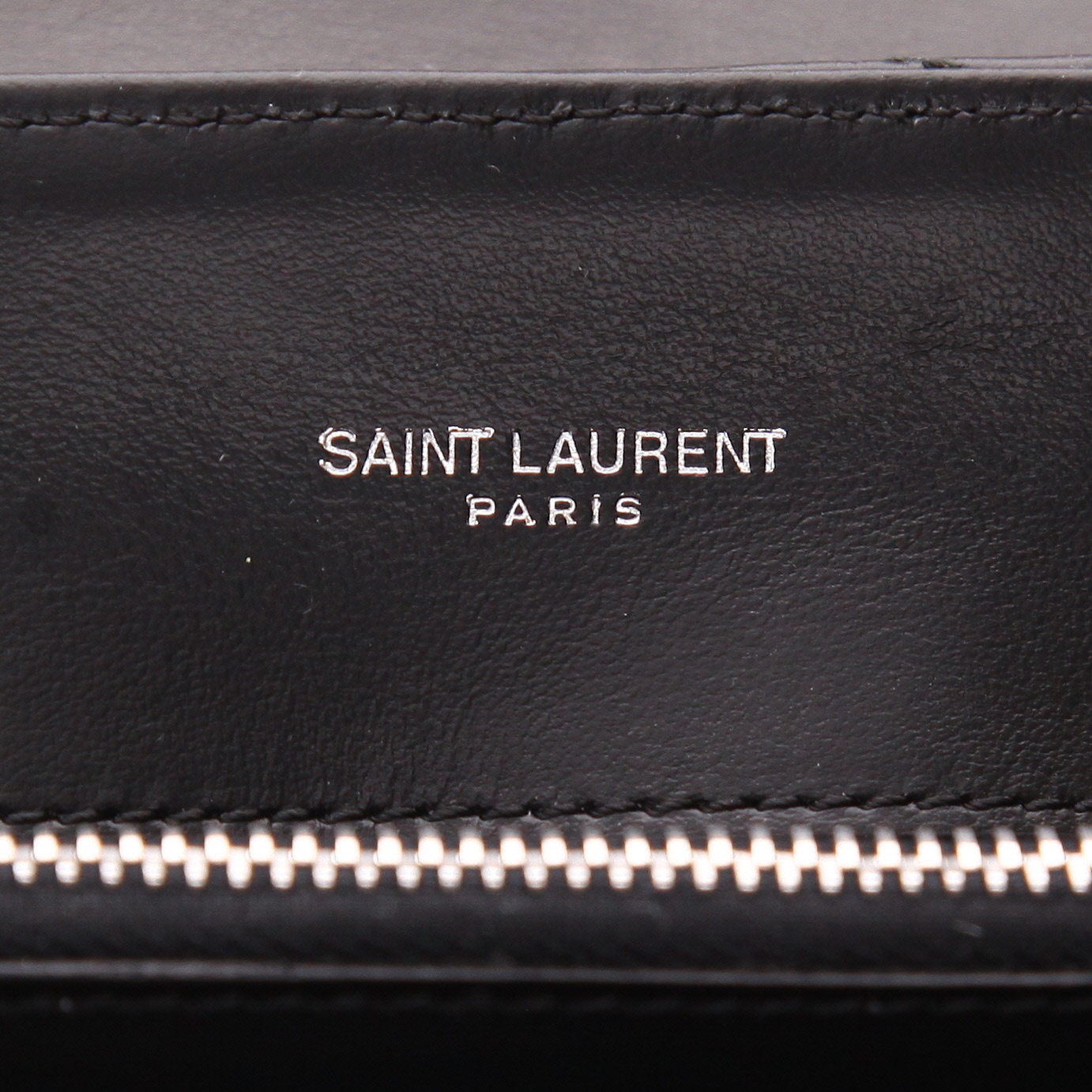 Sac bandoulière Saint Laurent Loulou moyen modèle en cuir matelassé chevrons noir - Detail D2