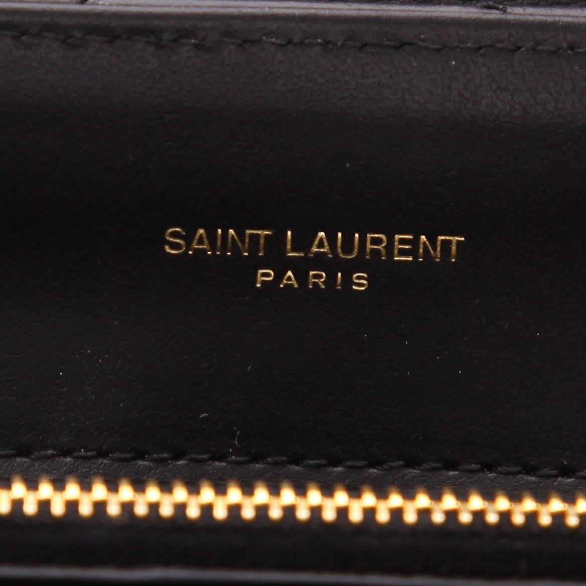 Sac bandoulière Saint Laurent  Loulou moyen modèle  en cuir matelassé chevrons noir - Detail D2