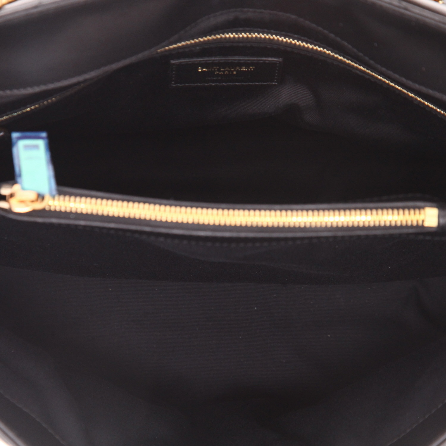 Bolso bandolera Saint Laurent  Loulou modelo mediano  en cuero acolchado con motivos de espigas negro - Detail D3