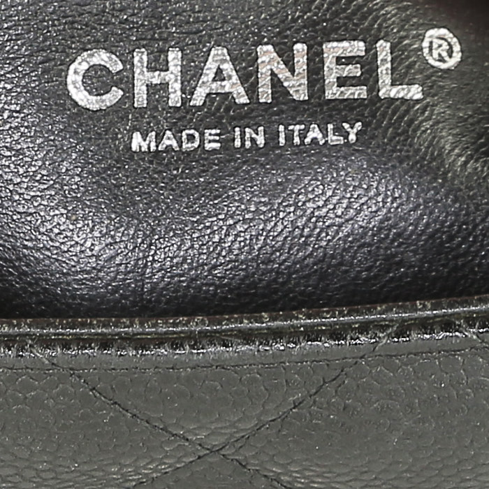 Chanel Timeless jumbo shoulder bag in black quilted grained leather - Detail D4