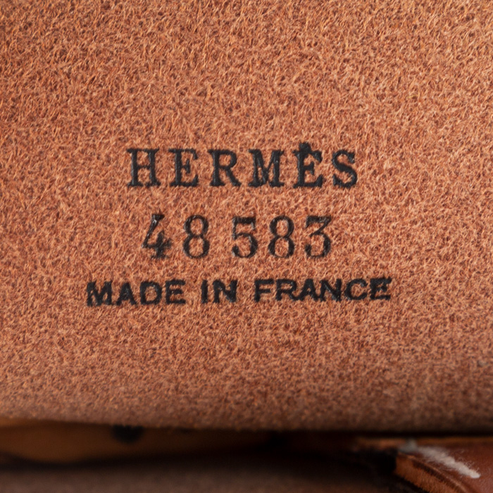 Hermès, Exceptionnelle mini Selle "Cavale", en cuir de veau swift surpiqué et veau doblis, avec son socle, signée et numérotée, de 2017 - Detail D2
