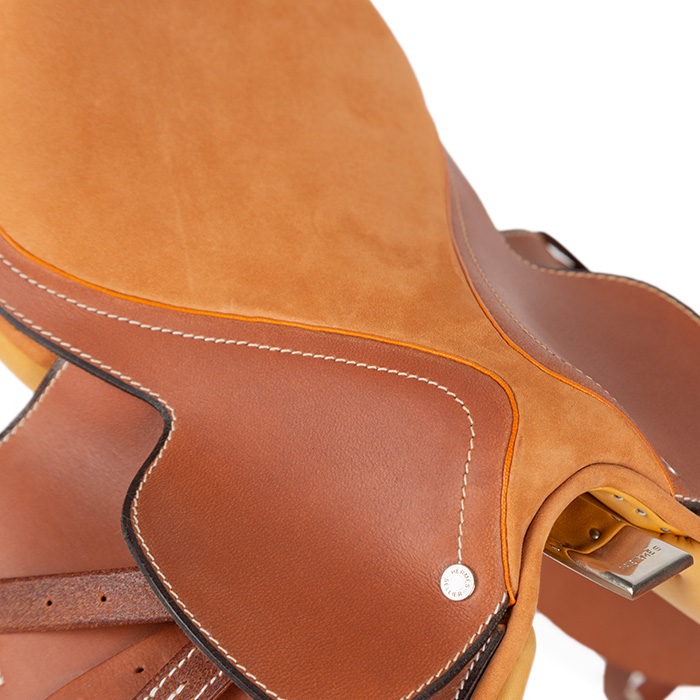 Hermès, Exceptionnelle mini Selle "Cavale", en cuir de veau swift surpiqué et veau doblis, avec son socle, signée et numérotée, de 2017 - Detail D4