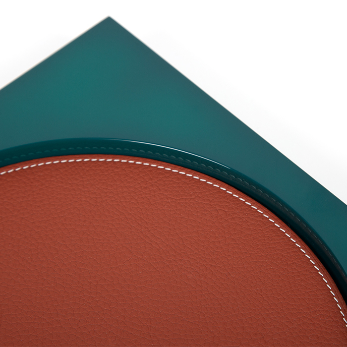 Hermès, vide-poche "Manège", en bois laqué à la main et cuir grainé surpiqué, de 2021 - Detail D1