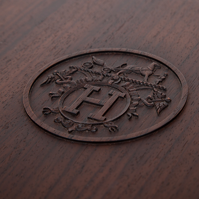 Hermès, Grande boîte carrée en bois de palissandre, à décor sculpté du symbole Hermès, signée, de 2015 - Detail D1