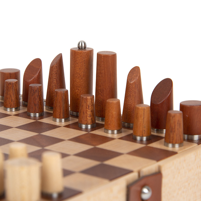 Hermès, Jeu d'échecs "Samarcande" de voyage, en bois, cuir et inox, signé, des années 2020 - Detail D1