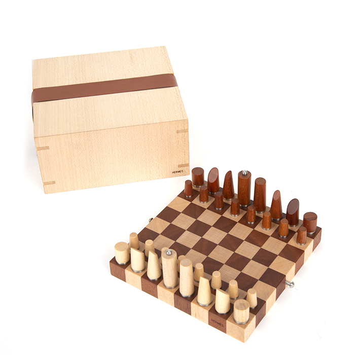 Hermès, Jeu d'échecs "Samarcande" de voyage, en bois, cuir et inox, signé, des années 2020 - Detail D2