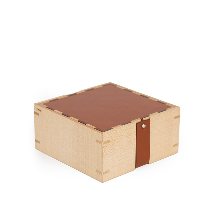 Hermès, Jeu d'échecs "Samarcande" de voyage, en bois, cuir et inox, signé, des années 2020 - Detail D4