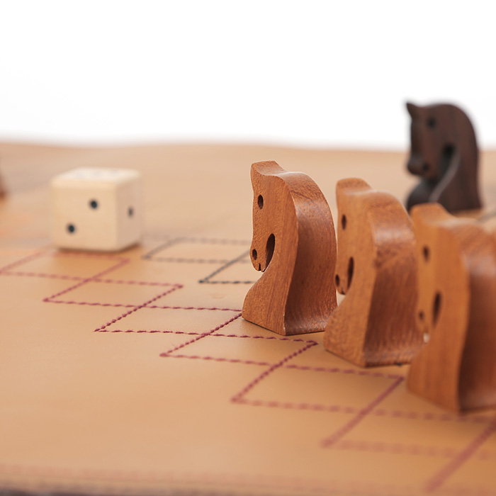 Hermès, jeu de petits chevaux en cuir et bois, signé, des années 2000 - Detail D1