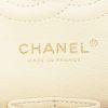Sac à main Chanel Timeless en cuir grainé matelassé beige - Detail D4 thumbnail