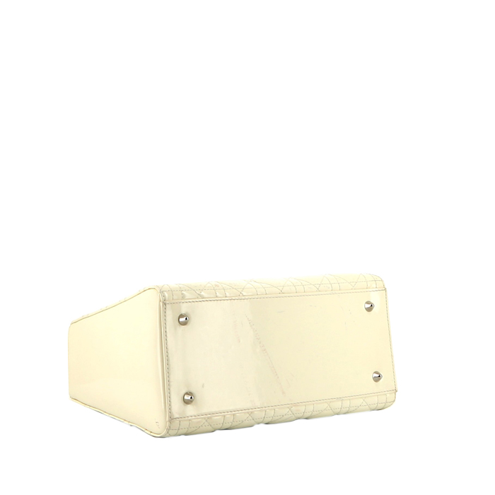 Sac à main Dior Lady Dior moyen modèle en cuir verni blanc - Detail D5