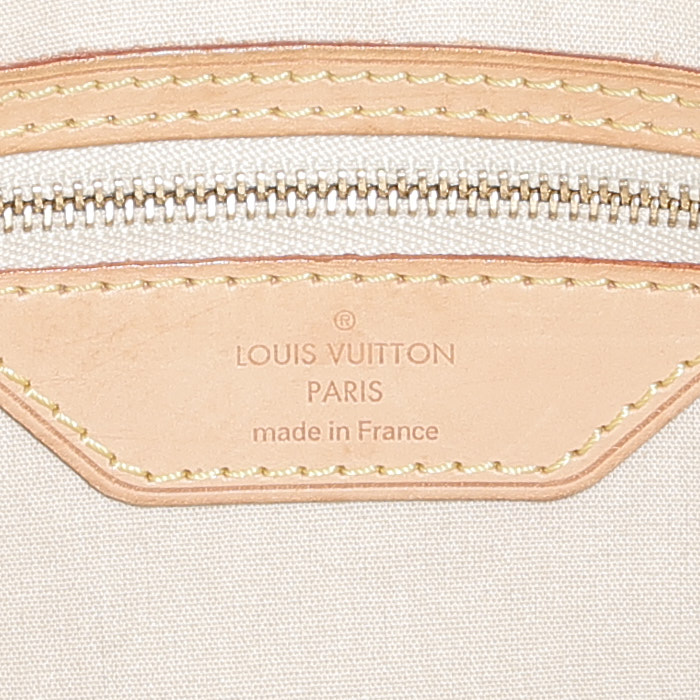 Bolso de mano Louis Vuitton Brea en charol color crema y cuero natural - Detail D4