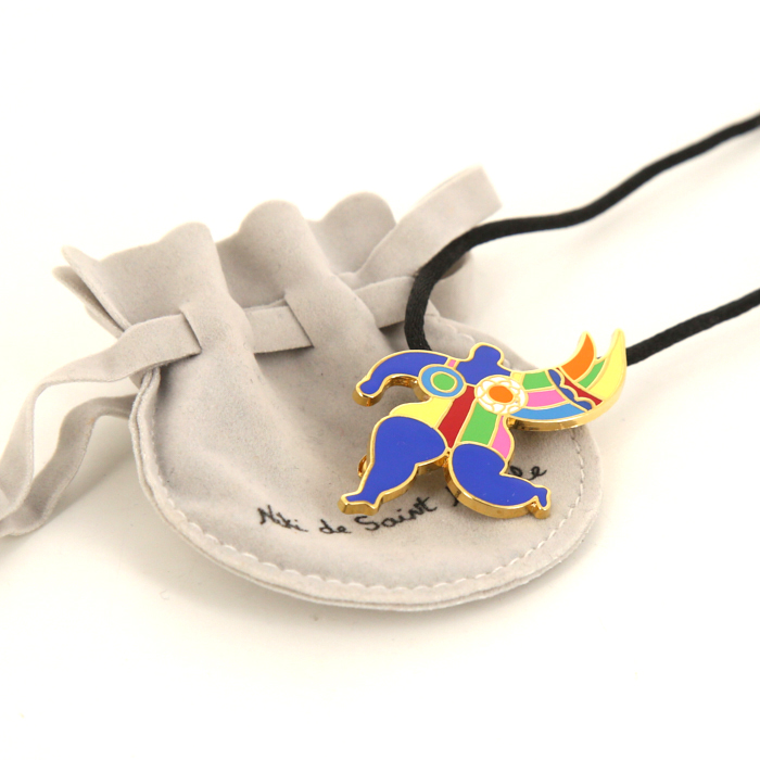 Niki de Saint Phalle, Pendentif-broche « Nana », en métal doré et émail polychrome, éditions limitées Flammarion, signé, des années 1990 - Detail D3