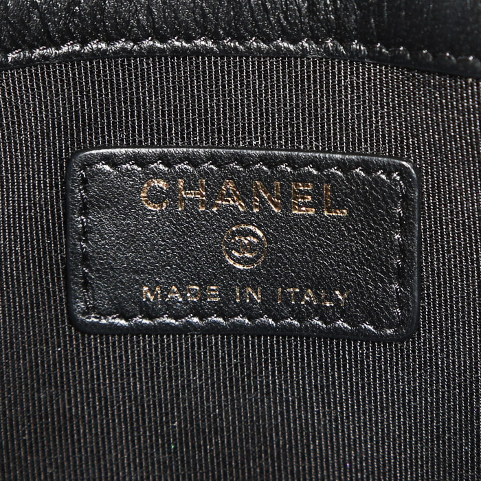 Chanel Pochette en cuero acolchado negro - Detail D3