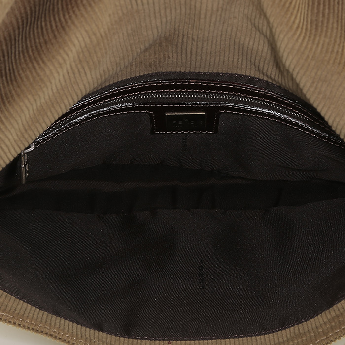 Bolso de mano Fendi  Baguette en terciopelo beige - Detail D2