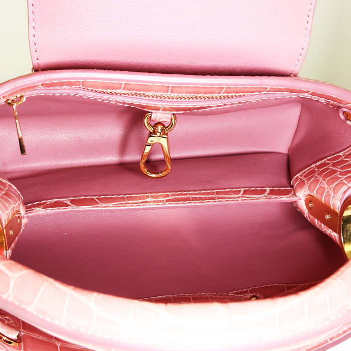 Sac à main Louis Vuitton Capucines en crocodile rose - Detail D3