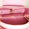 Bolso de mano Louis Vuitton Capucines en cocodrilo rosa - Detail D3 thumbnail