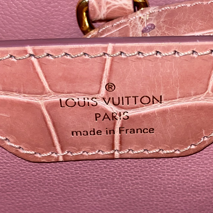 Bolso de mano Louis Vuitton Capucines en cocodrilo rosa - Detail D4