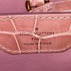 Bolso de mano Louis Vuitton Capucines en cocodrilo rosa - Detail D4 thumbnail