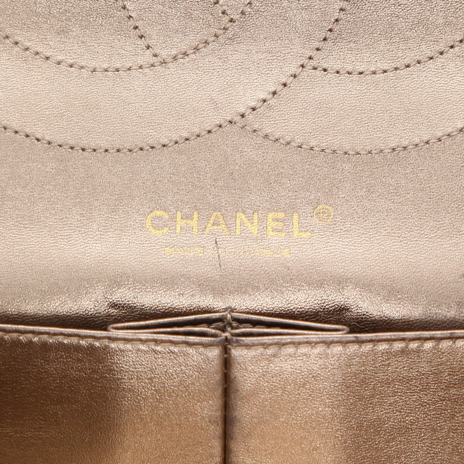 Chanel 2.55 handbag  in gold quilted leather - Detail D2