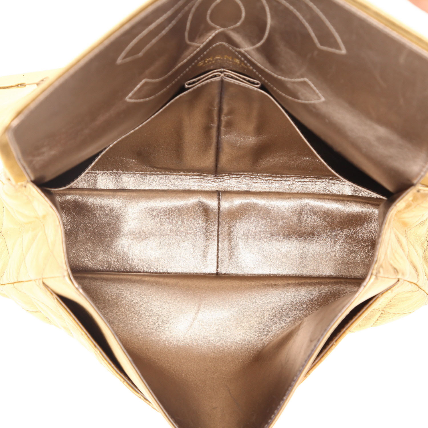 Sac à main Chanel 2.55 en cuir matelassé doré - Detail D3