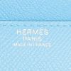 Sac bandoulière Hermès Constance en cuir epsom bleu - Detail D4 thumbnail