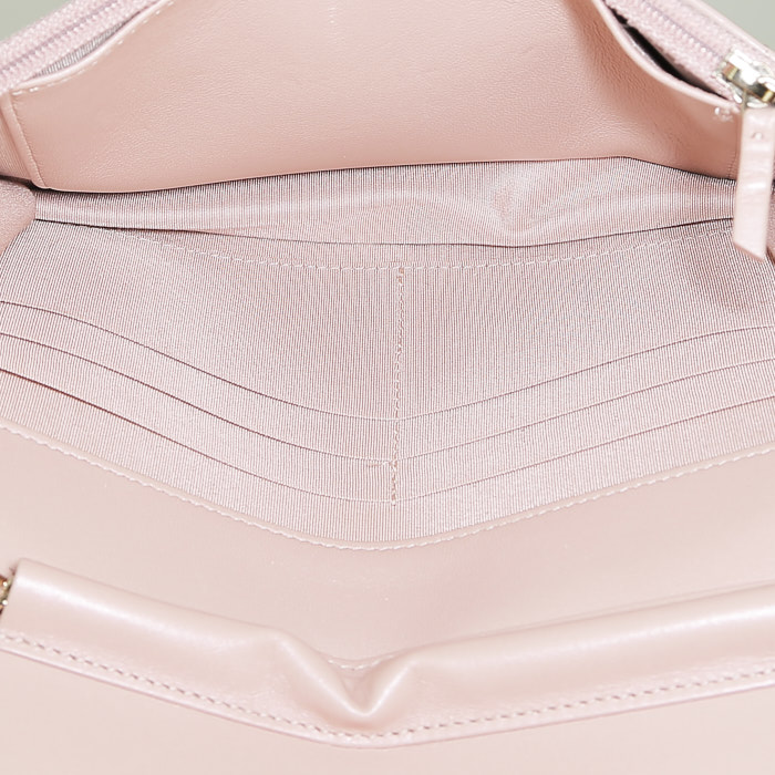 Sac bandoulière Chanel Wallet on Chain en cuir verni matelassé rose-pale - Detail D2