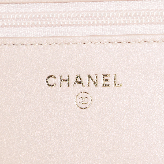 Bolso bandolera Chanel Wallet on Chain en charol acolchado rosa pálido - Detail D3