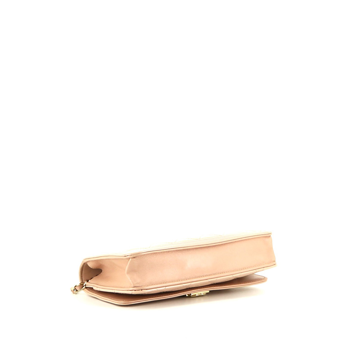 Sac bandoulière Chanel Wallet on Chain en cuir verni matelassé rose-pale - Detail D4