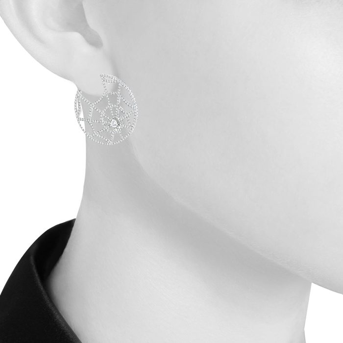 Paire de boucles d'oreilles Chaumet Attrape Moi Si Tu M'Aimes en or blanc et diamants - Detail D1
