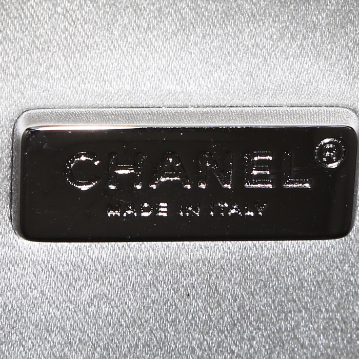 Minaudière Chanel  Editions Limitées Lait de coco en cuir argenté irisé - Detail D4