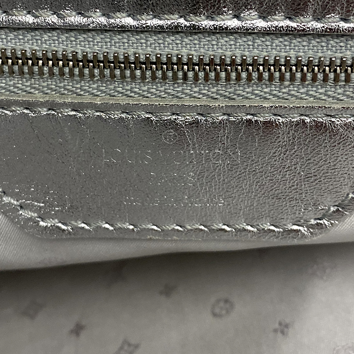 Bolso de mano Louis Vuitton Lockit modelo grande  en cuero plateado - Detail D3