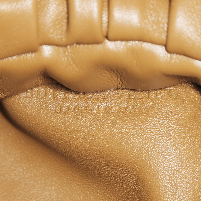 Bolso de mano Bottega Veneta  Pouch en cuero marrón - Detail D3