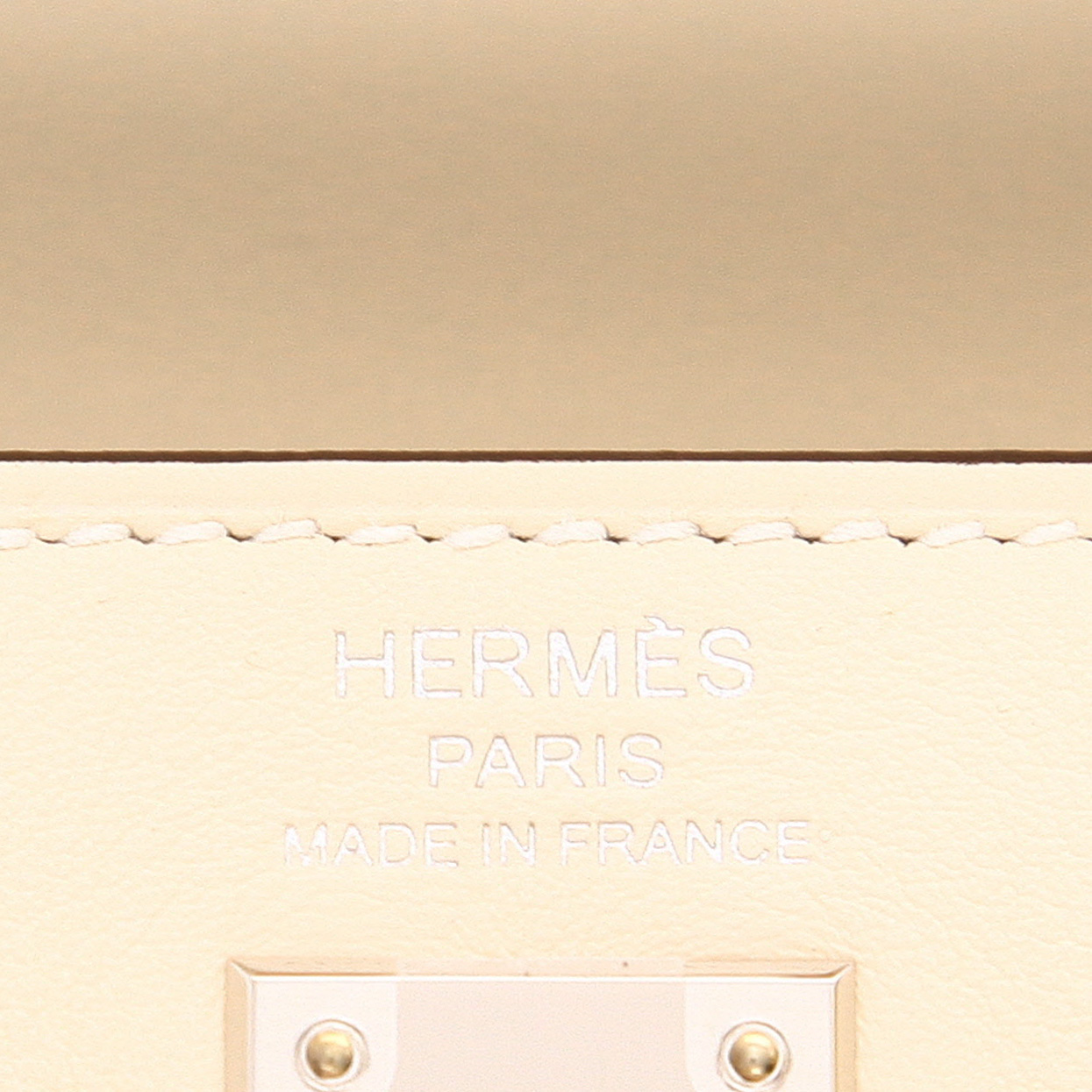 Bolso de mano Hermès Kelly In&Out en cuero swift blanco - Detail D2
