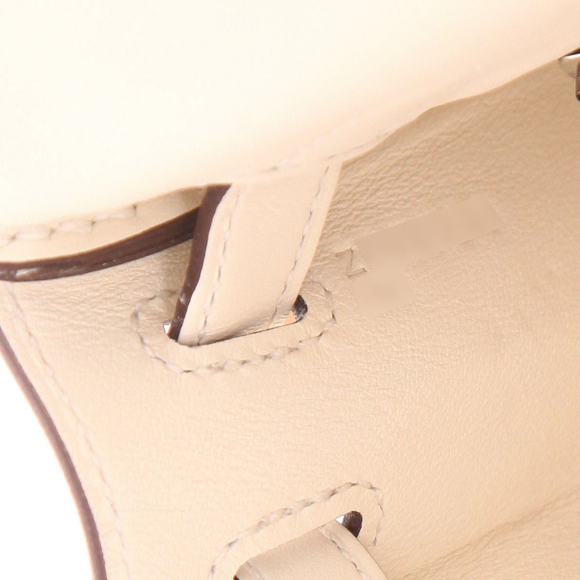 Borsa Hermès Kelly In&Out in pelle Swift bianca con motivo - Detail D4