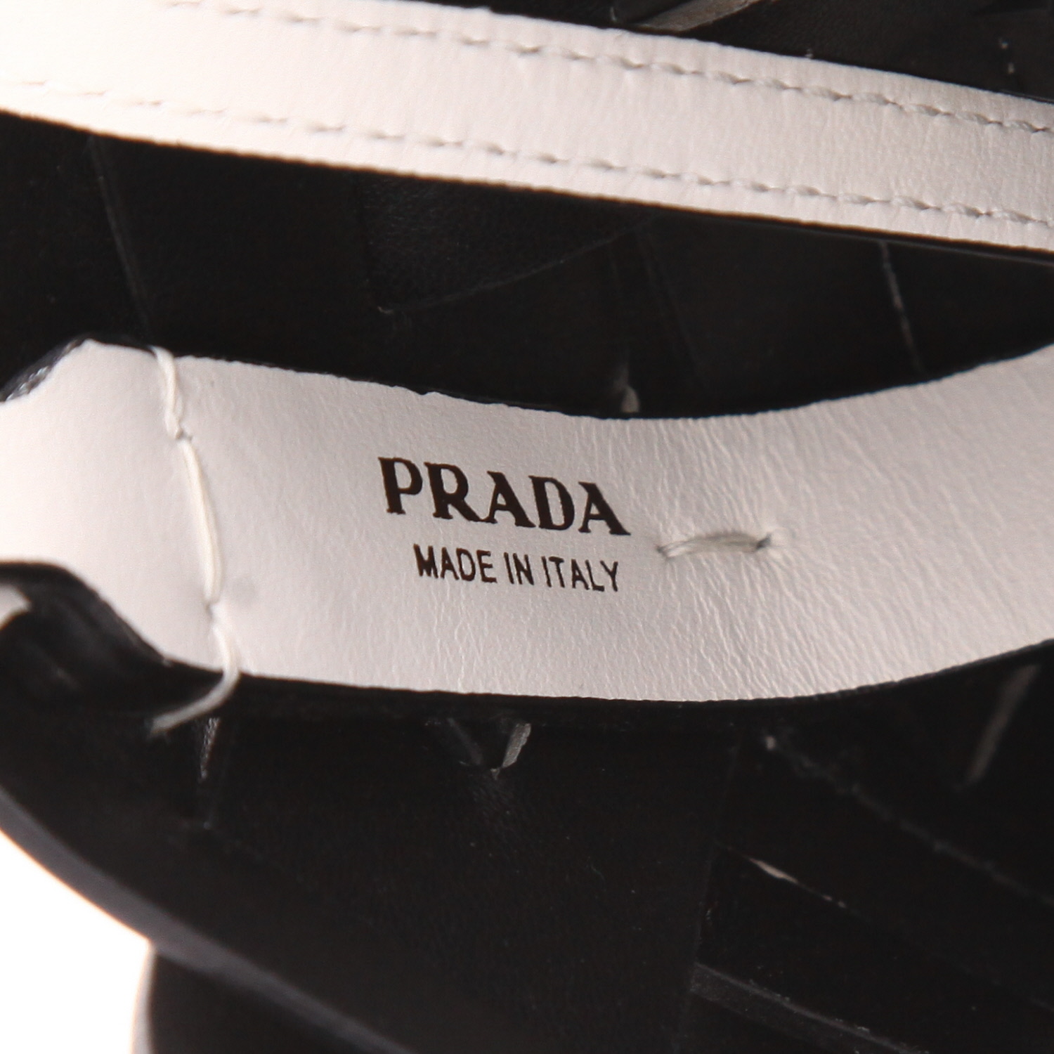 Sac à main Prada Bucket bag en cuir blanc - Detail D2