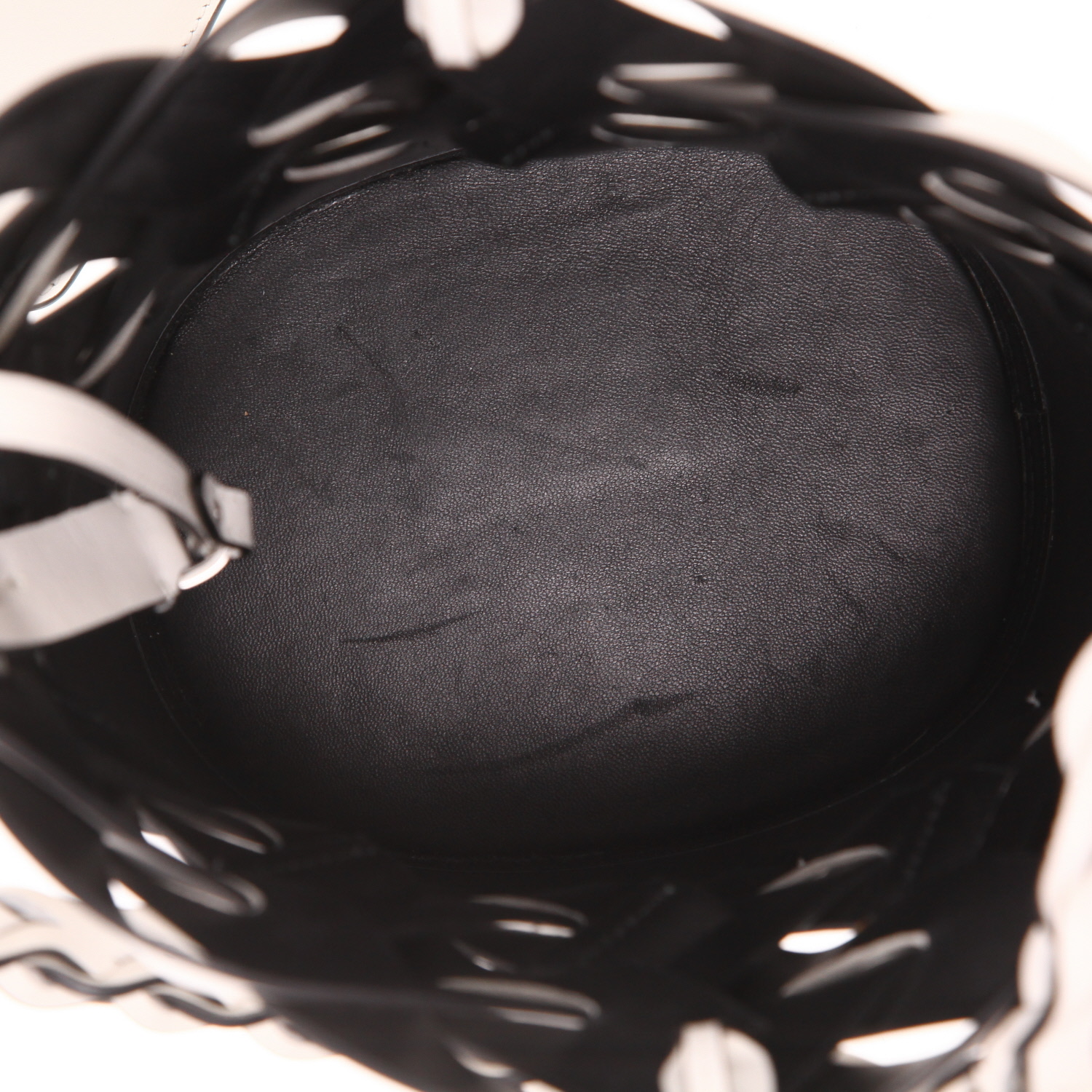 Sac à main Prada Bucket bag en cuir blanc - Detail D3