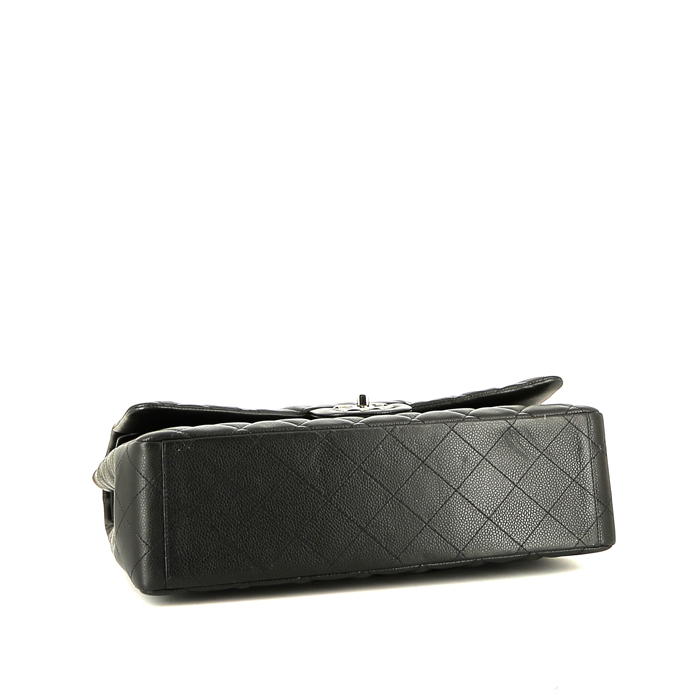 Chanel  Timeless Maxi Jumbo shoulder bag  in black quilted grained leather - Detail D5
