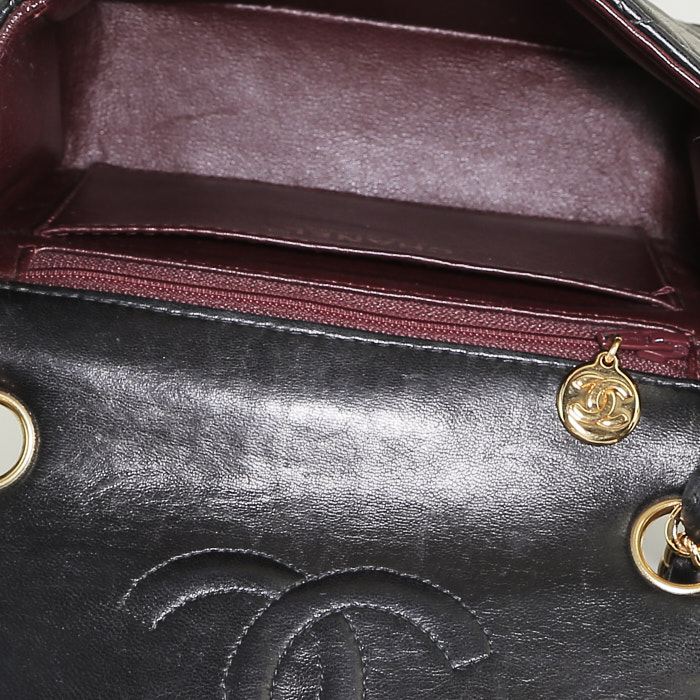Chanel  Timeless Mini shoulder bag  in black quilted leather - Detail D2
