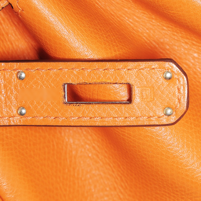 Bolso de mano Hermès  Birkin 30 cm en cuero epsom naranja - Detail D4