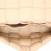 Bolso bandolera Bottega Veneta  Padded Cassette en cuero intrecciato beige - Detail D3 thumbnail