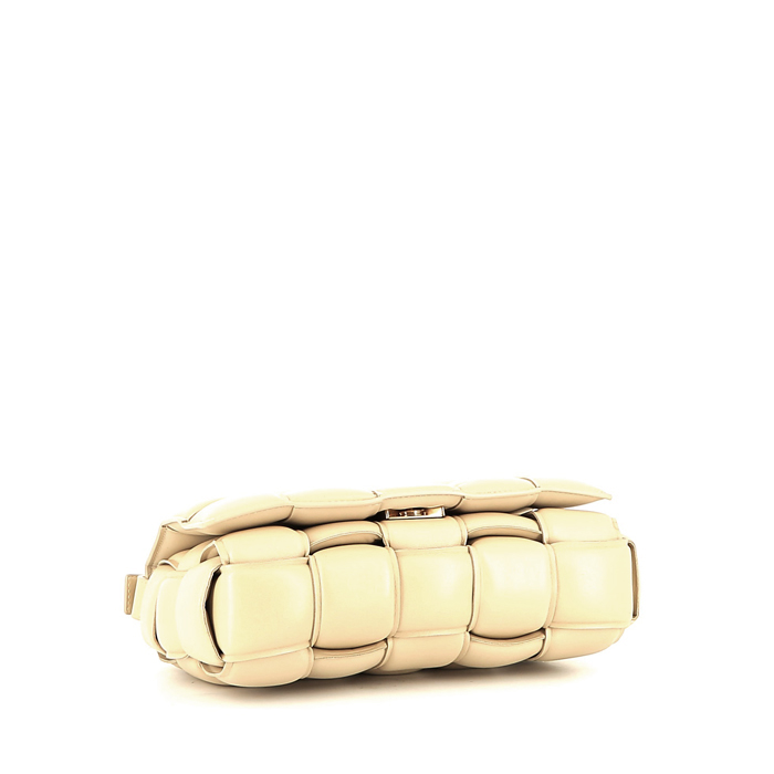 Sac bandoulière Bottega Veneta  Padded Cassette en cuir intrecciato beige - Detail D4