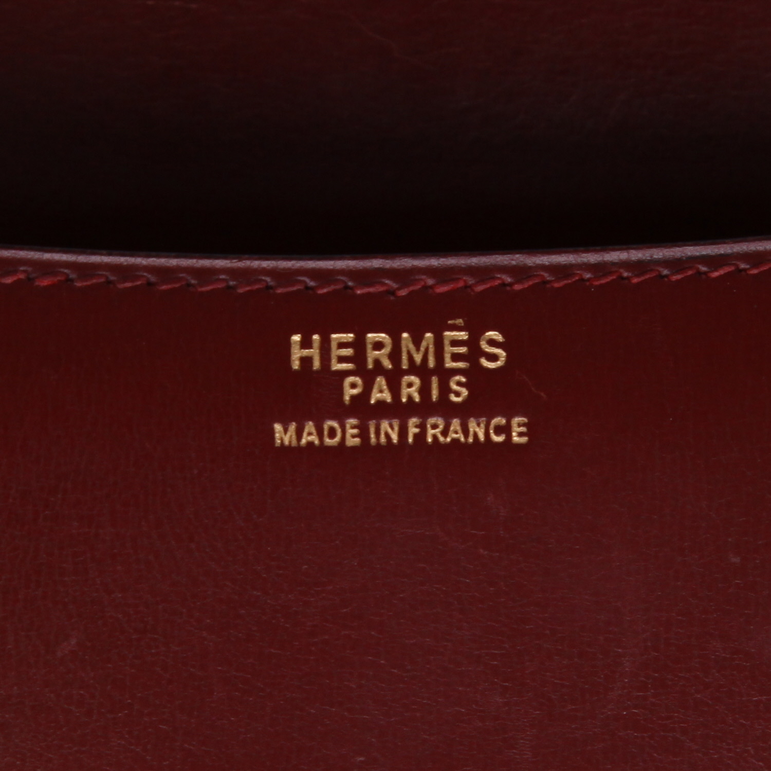 Bolso de mano Hermès  Constance en cuero box color burdeos - Detail D2